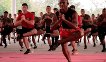 Солдаты США получают уроки тайского бокса от тайского чемпиона