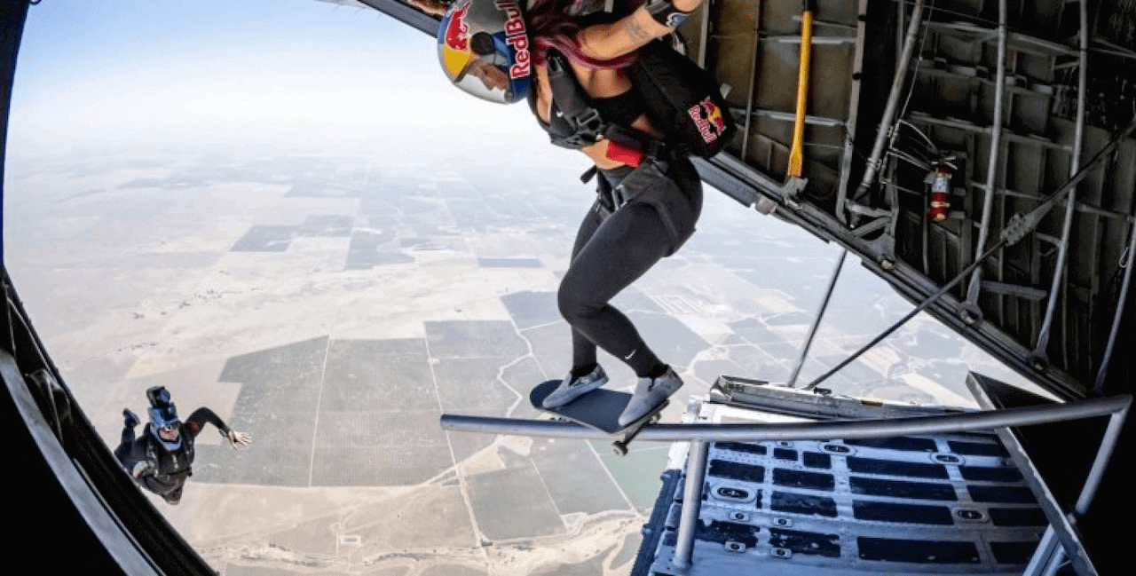 девушка выпрыгнула на скейтборде из самолета