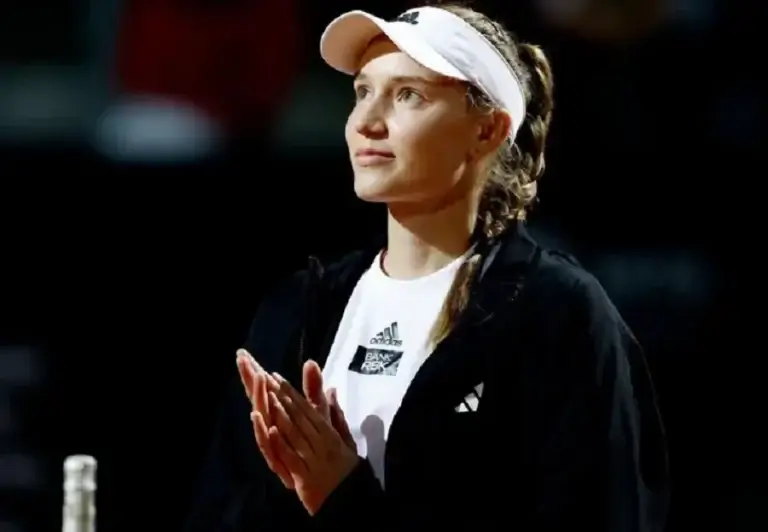 Елена Рыбакина проиграла Джессике Пегуле на старте Итогового турнира WTA