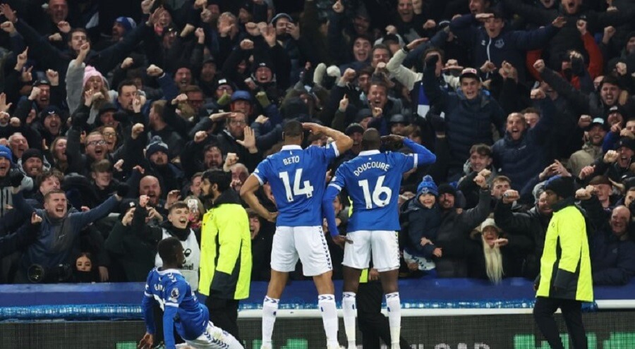 "Эвертон" разгромил "Ньюкасл" и вышел из зоны вылета