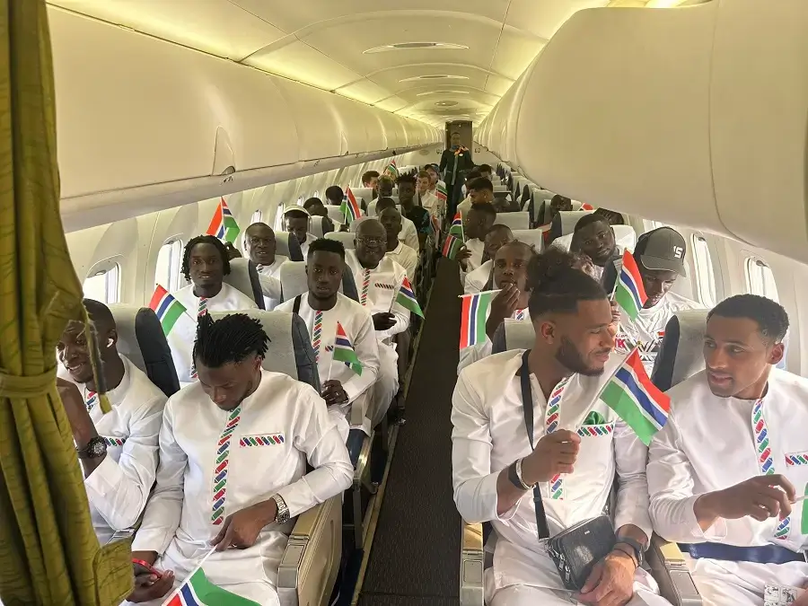 Футболисты Гамбии теряли сознание в полете: самолет экстренно развернули