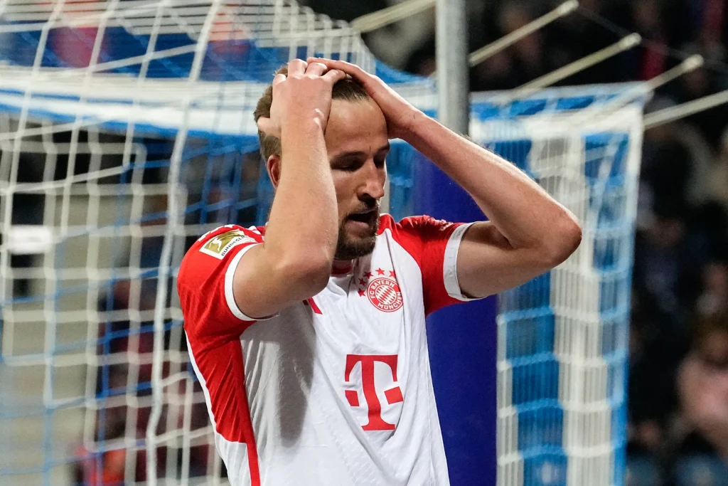 bayerns harry kane reacts disappointed 880487076