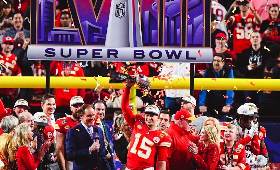 "Канзас-Сити Чифс" второй раз подряд выиграл Супербоул