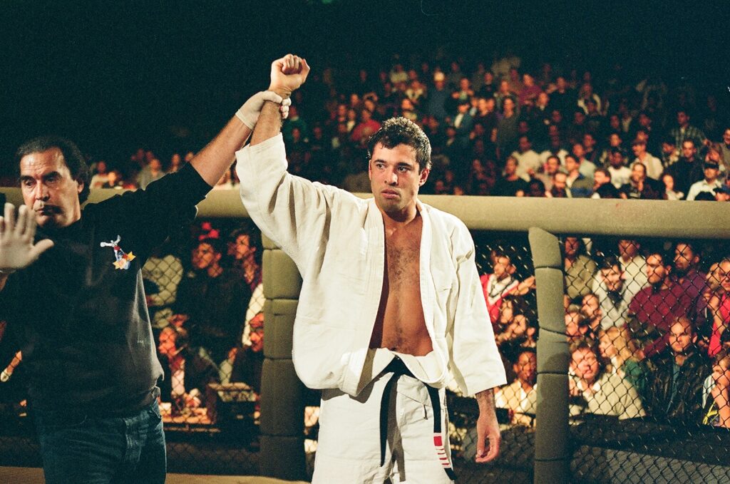 Триумф джиу-джитсу, уличные правила и пиво перед боем. Как прошёл первый турнир в истории UFC