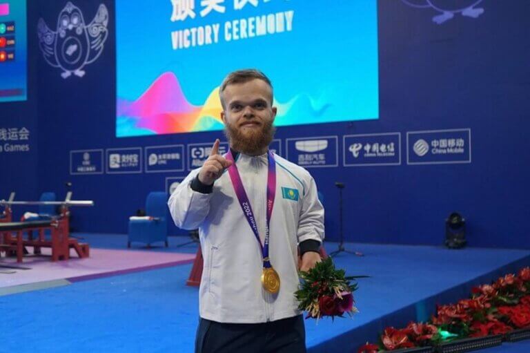 Двукратный паралимпийский чемпион Давид Дегтярёв поделился фотографиями из Парижа