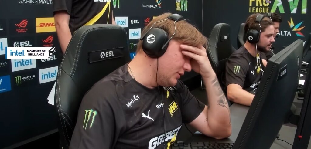 киберспортсмены в напряженный момент матча