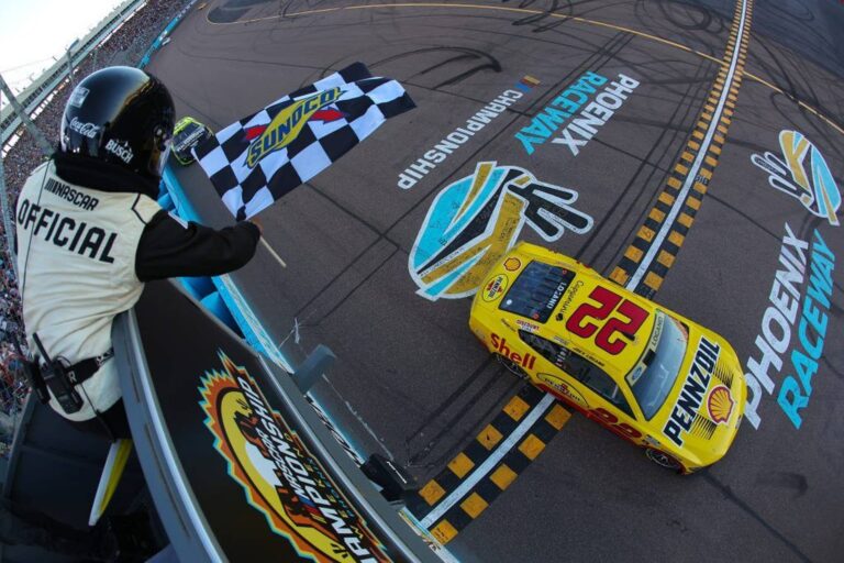 Популярный YouTube-блогер получил урок от легенды NASCAR перед гонкой в Талладеге