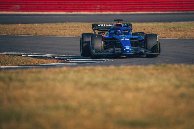 Williams неожиданно прорвался в середину пелотона Формулы-1