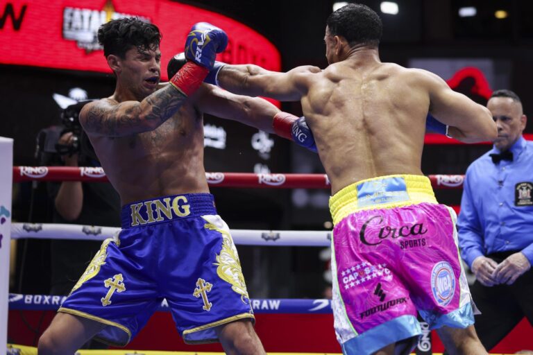 Ромеро сенсационно победил Гарсию в бою за титул WBA Regular