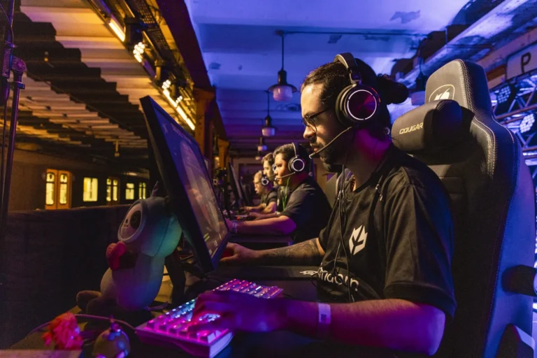 В метро Буэнос-Айреса провели необычный турнир по Counter-Strike 2