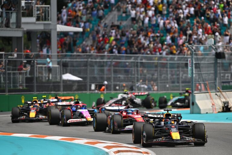 Хэмилтон Майами Гран-приінде Ferrari командалық тактикасын сынға алды