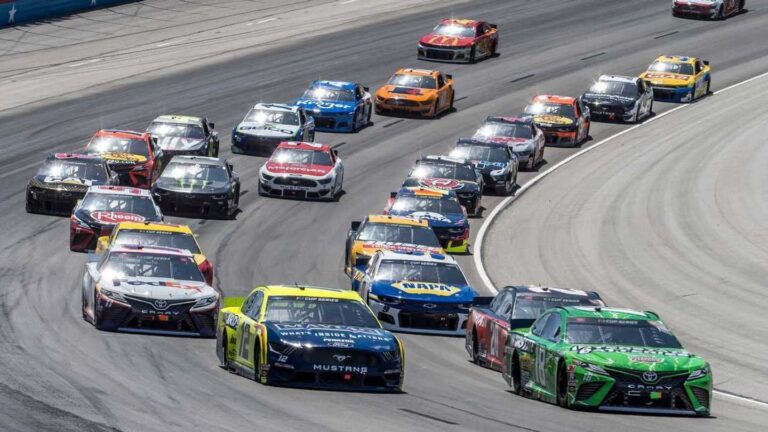 Машина Дэнни Хэмлина загорелась во время гонки NASCAR в Техасе