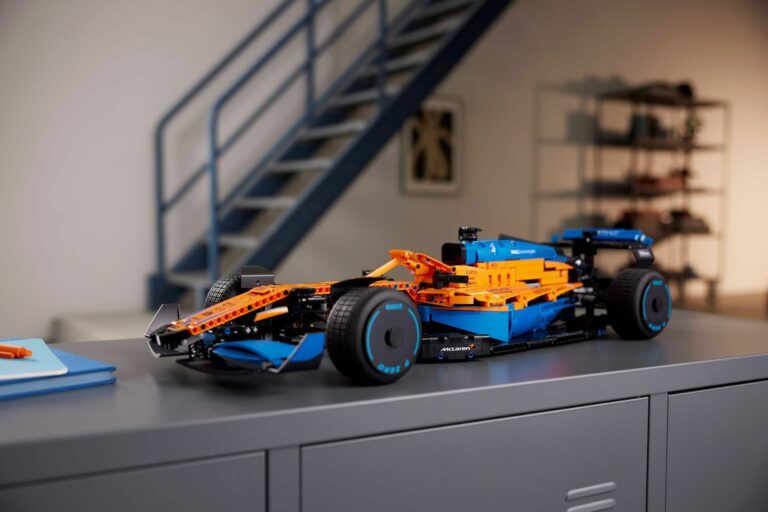 LEGO Майамидағы пилоттар шеруі үшін Формула-1 көліктерін жасады