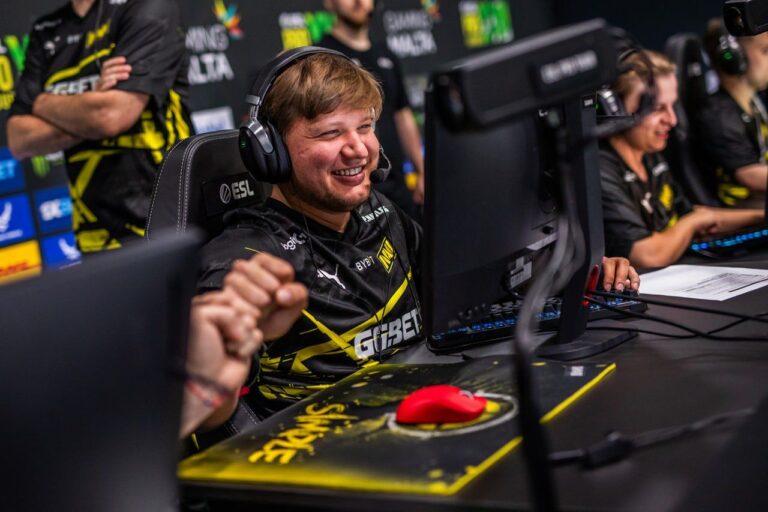 Zeus FaZe Clan-ға ауысқан s1mple-ді қолдады