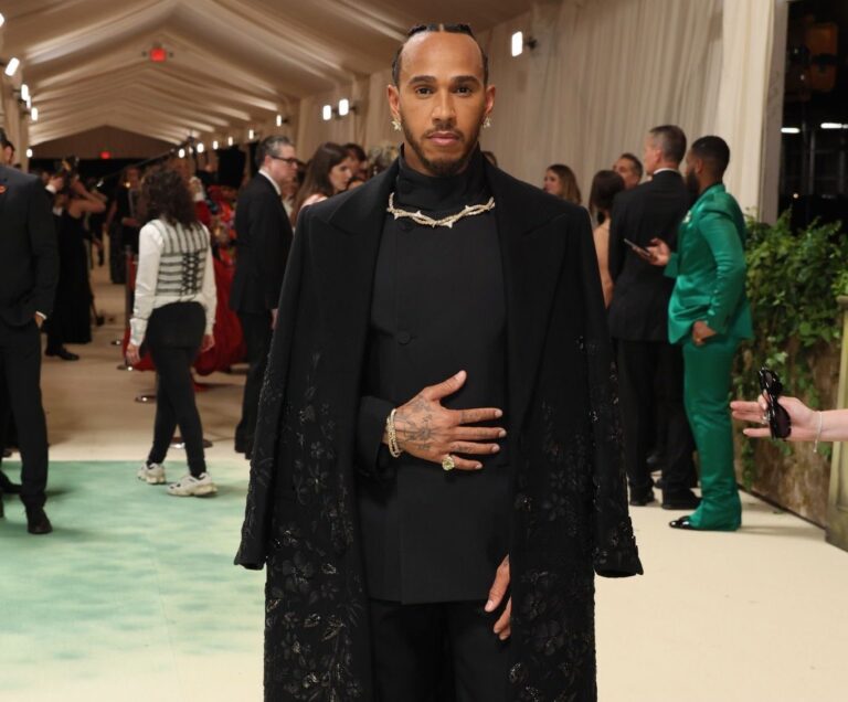Льюис Хэмилтон Met Gala 2025-те ерекше киім көрсетті