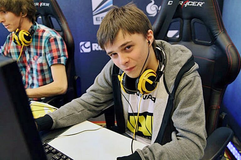 Dota 2-нің бұрынғы ойыншысы Funn1k B8 Esports джерсиін кілемше ретінде пайдаланды