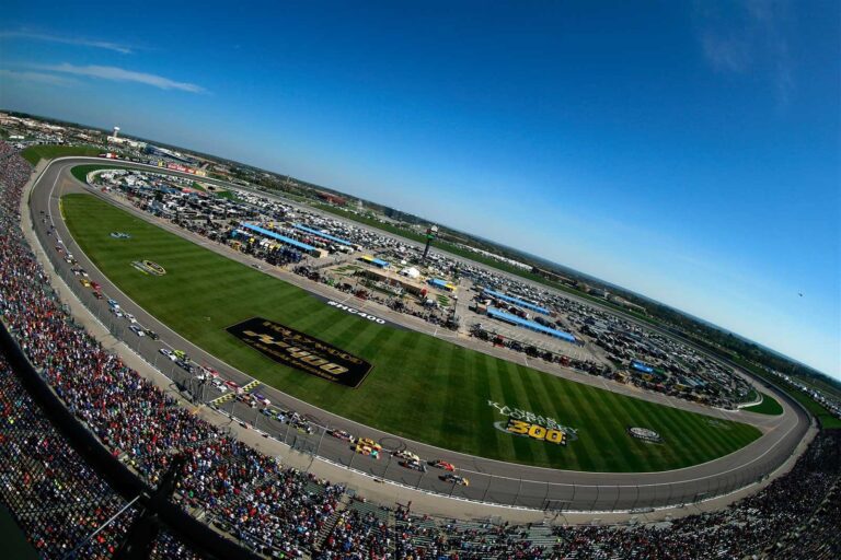 Kansas Speedway превратился в самую зрелищную трассу NASCAR