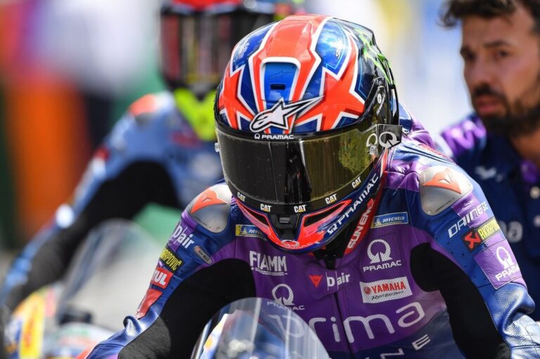Миллер Францияда MotoGP жарысында дымқыл шиналармен көш бастап келе жатып құлады