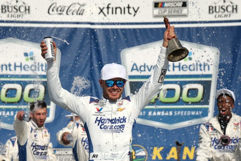 Ларсон одержал доминирующую победу в гонке NASCAR в Канзасе