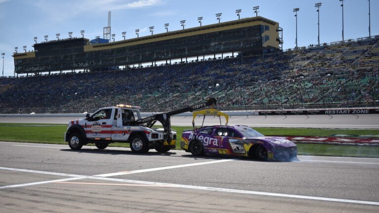 Кесельски NASCAR жарысында көш бастап келе жатып апатқа ұшырады