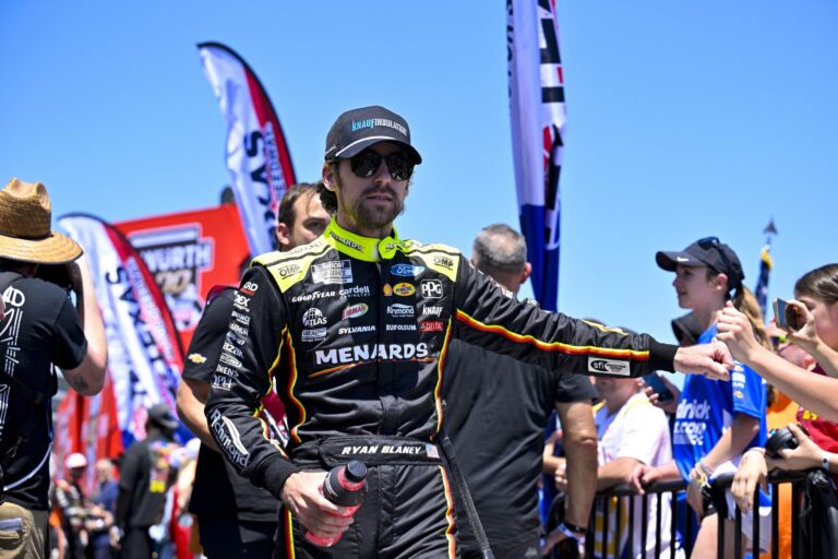 Райан Блейни показал впечатляющую скорость в финале гонки NASCAR в Канзасе