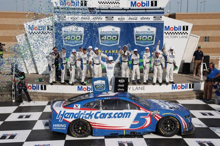 Кайл Ларсон доминировал в гонке NASCAR на трассе Kansas Speedway