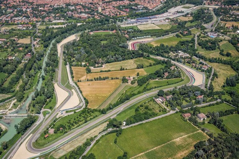 Формула-1 возвращается в Имолу: McLaren лидирует перед европейским этапом