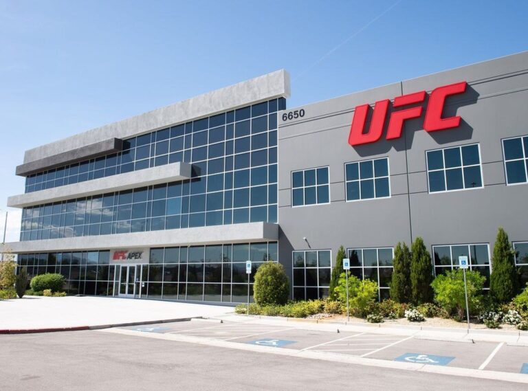 UFC возвращается в APEX с турниром Burns vs Morales
