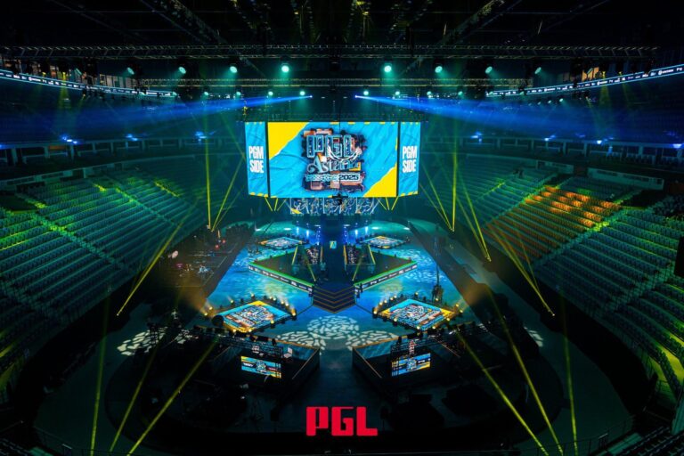 CS2 жанкүйері PGL Astana турнирінде сүйіктісіне тосын сый дайындауда