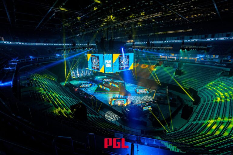 Болельщик сделал предложение девушке на сцене турнира PGL Astana 2025