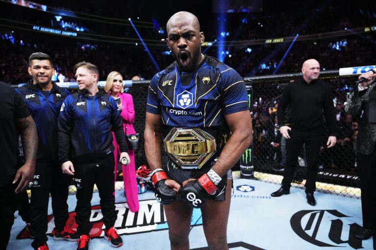 Джон Джонс UFC чемпиондық белбеуінен айырылу туралы әңгімелерге жауап берді