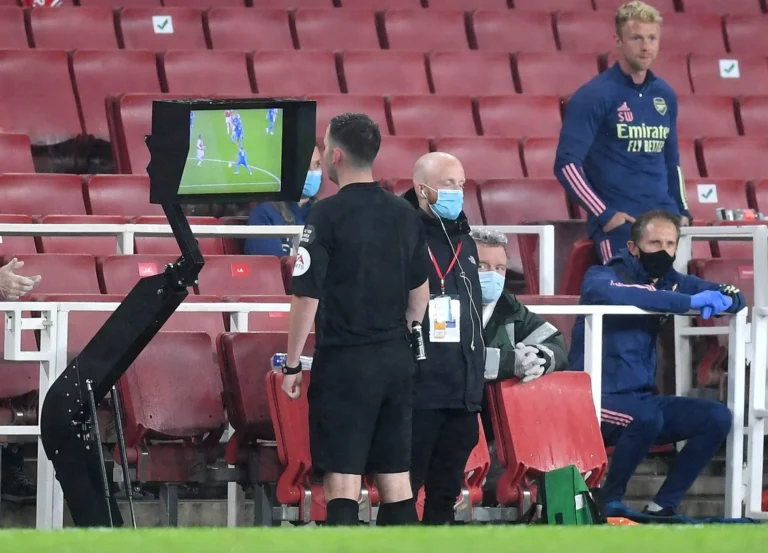 VAR сары карточкаларды бере алмайды: АПЛ-дегі даулы эпизодты талдау