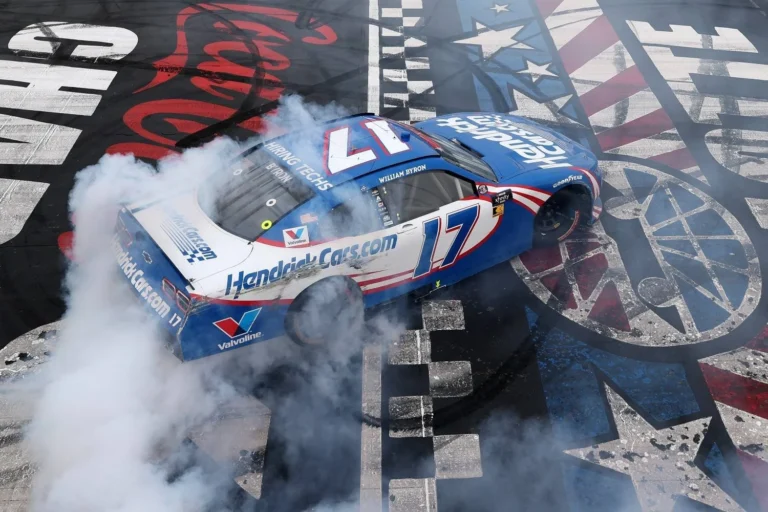 Байрон одержал драматичную победу в гонке NASCAR Xfinity в Шарлотт