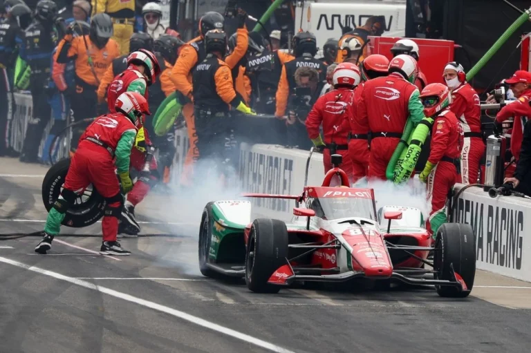 Шварцманның Indy 500 дебюті пит-лейндегі апатпен аяқталды