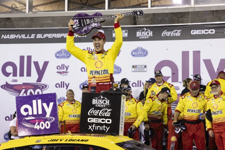 Невероятная гонка NASCAR в Нэшвилле привела к неожиданному чемпионству