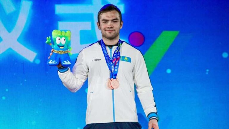Казахстанский тяжелоатлет завоевал бронзу на чемпионате Азии в Китае