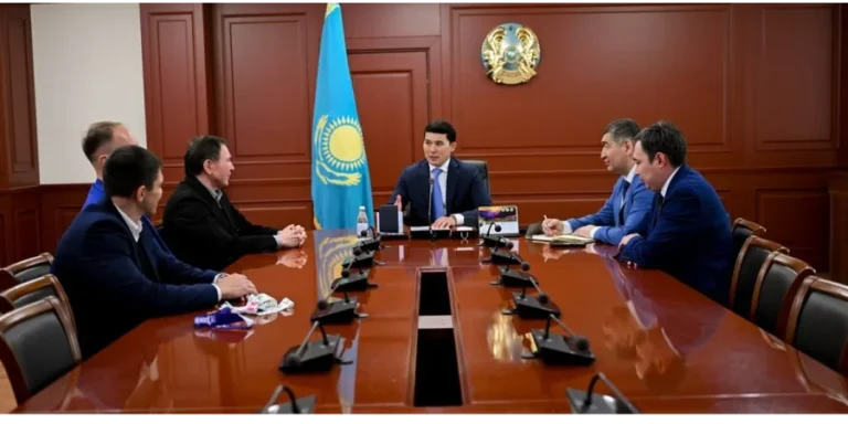 Туризм және спорт министрі Руслан Құрбанов пен семсерлесу федерациясының президентін марапаттады
