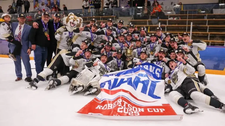 Казахстанский хоккеист стал чемпионом NAHL с канадским клубом