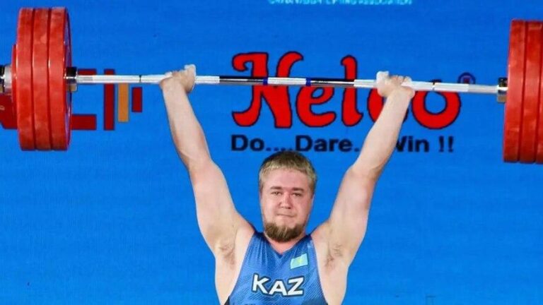 Егор Шерер завоевал бронзу и принес Казахстану третью медаль на чемпионате Азии по тяжелой атлетике
