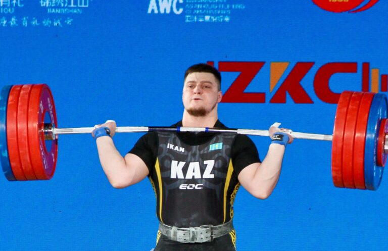 Артем Антропов стал серебряным призером чемпионата Азии по тяжелой атлетике