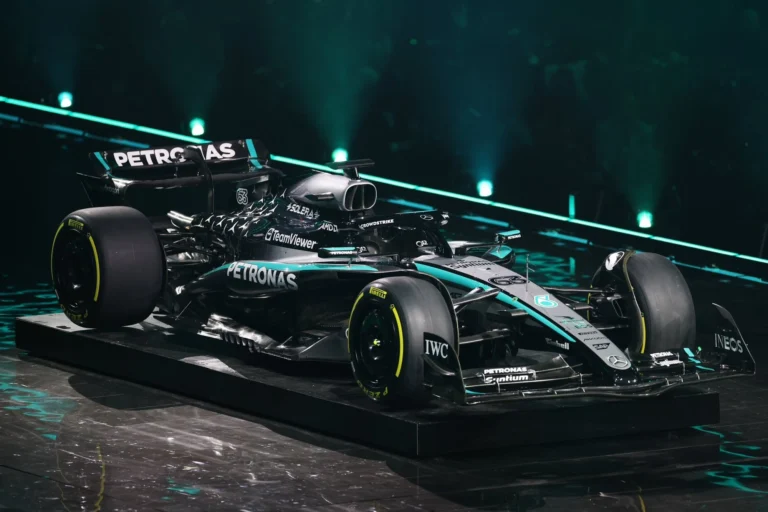Mercedes Барселонадағы жарыс алдында шиналардың қызып кету мәселесіне тап болды