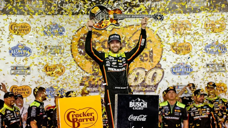 Райан Блейни одержал уверенную победу в гонке NASCAR в Нэшвилле