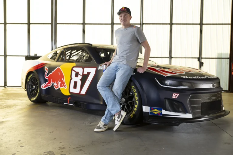 18 жастағы NASCAR жүргізушісі жоғары дивизионда қосымша екі кезеңге ие болды