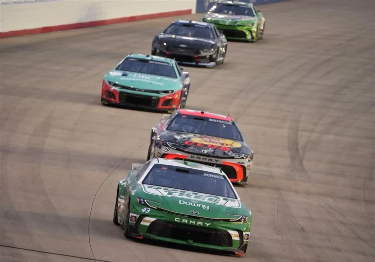Брискоу завоевал третий поул подряд в квалификации NASCAR в Мичигане