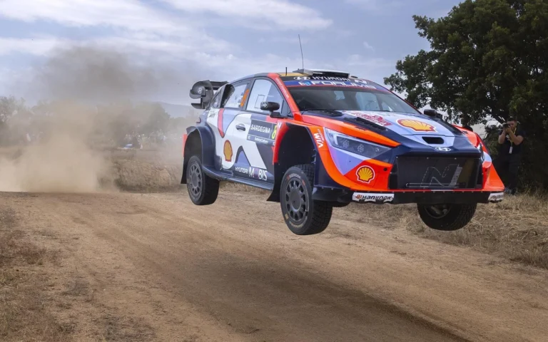 Hyundai Сардиния раллиінде жеңіске жету үшін бәрін тәуекелге тігуге дайын