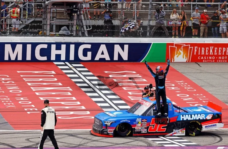 Стюарт Фризен прервал трехлетнюю безвыигрышную серию в NASCAR