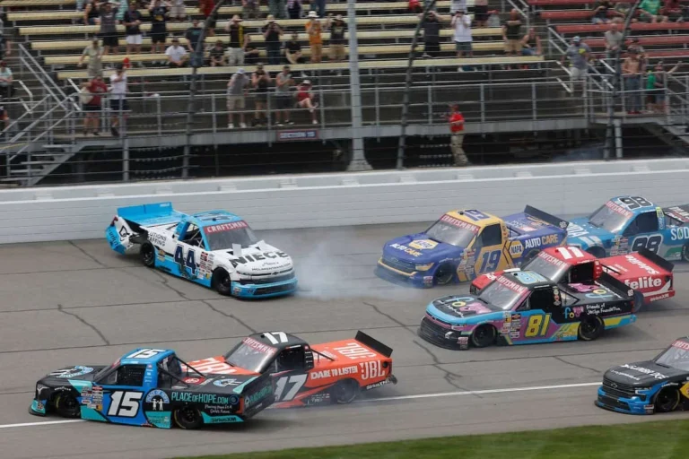 Массовая авария в гонке NASCAR Truck: 12 машин столкнулись на финише в Мичигане