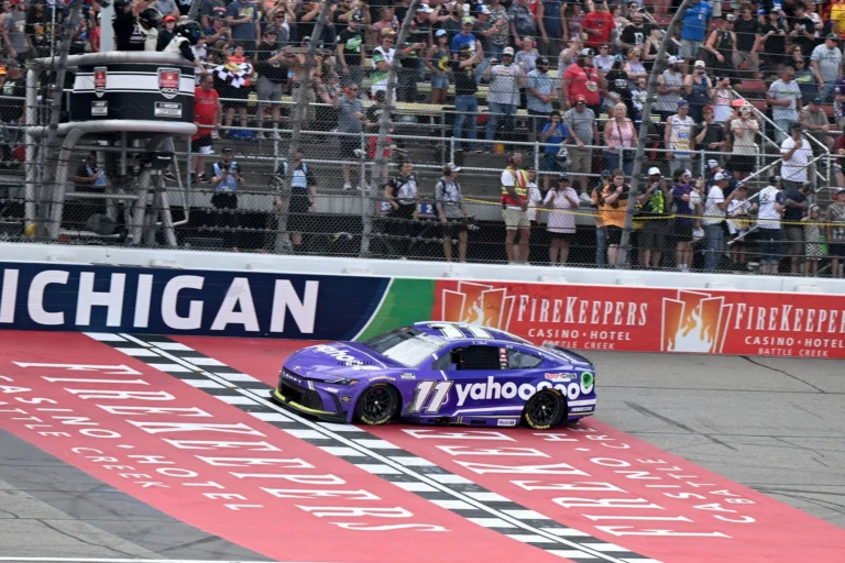 Хэмлин одержал третью победу в сезоне NASCAR на этапе в Мичигане