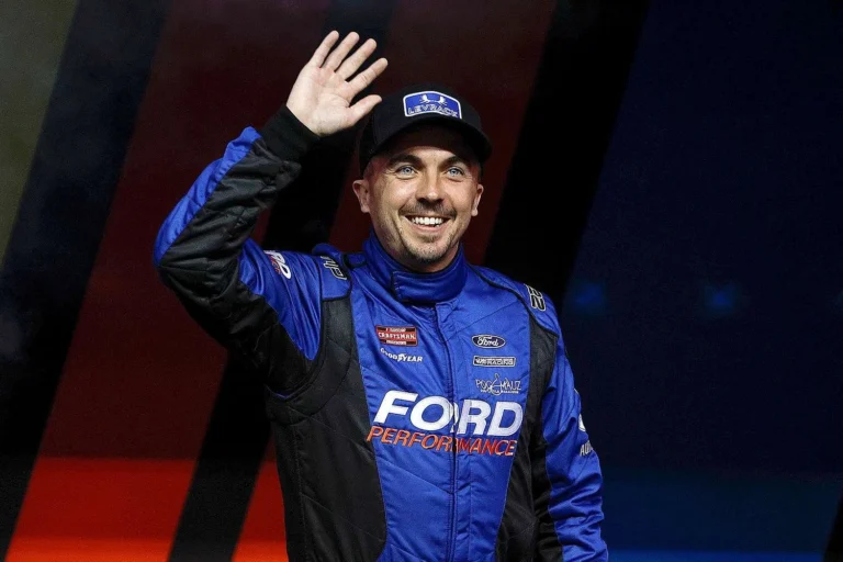 Звезда «Малкольма в центре внимания» избежал массовой аварии в гонке NASCAR