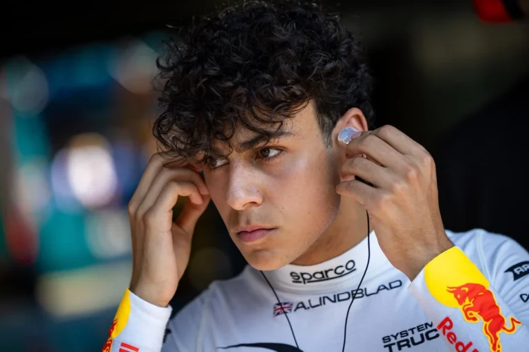 FIA разрешила Арвиду Линдбладу получить суперлицензию до совершеннолетия